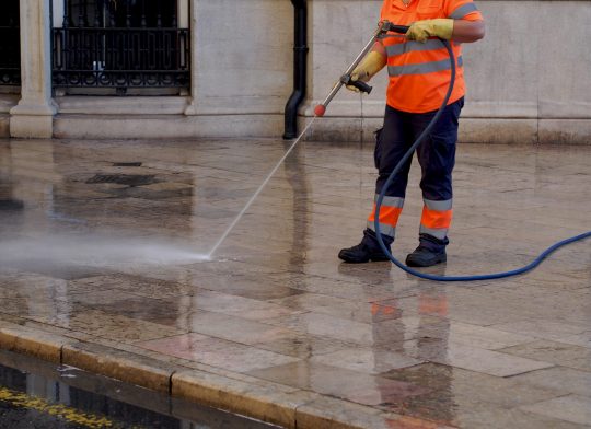 城市工人 - 清洁和洗涤城市街道